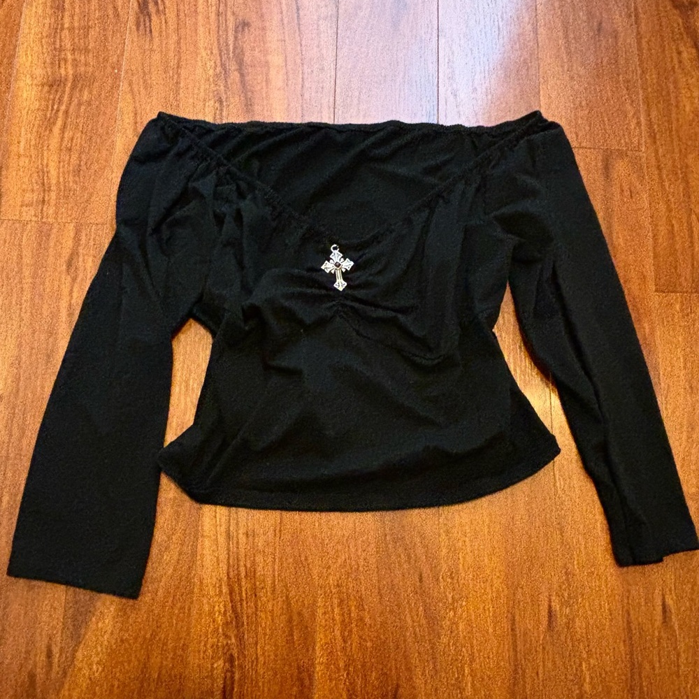 Fitted gothic cross tee